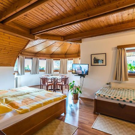 エステルゴム Szent Kristof Panzio Bed & Breakfast エクステリア 写真