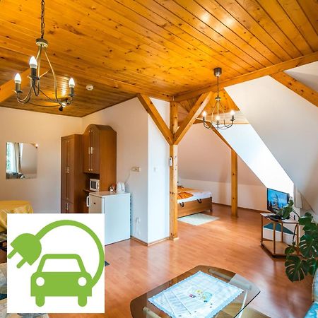 エステルゴム Szent Kristof Panzio Bed & Breakfast エクステリア 写真
