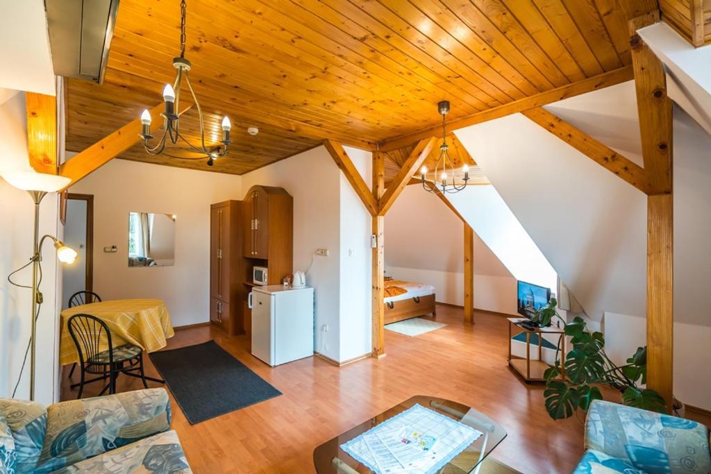 エステルゴム Szent Kristof Panzio Bed & Breakfast エクステリア 写真