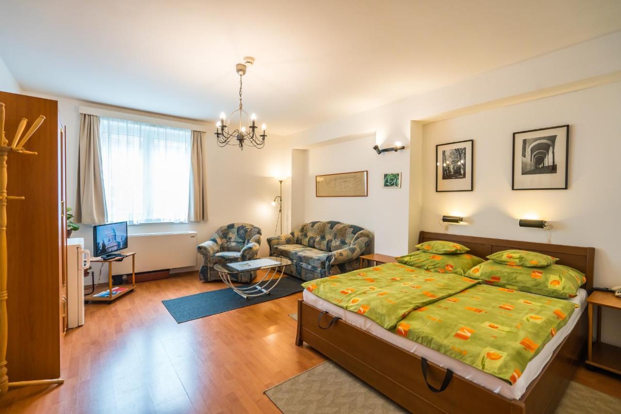 エステルゴム Szent Kristof Panzio Bed & Breakfast エクステリア 写真