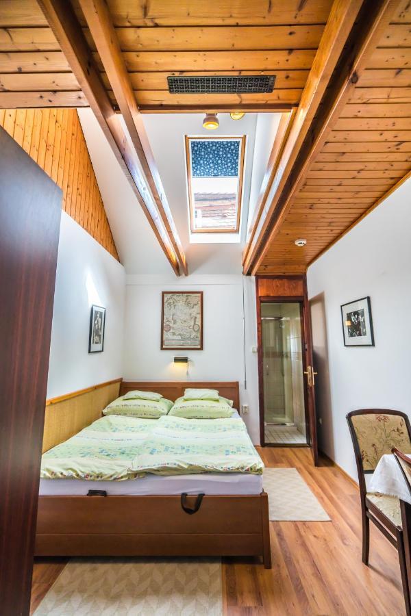 エステルゴム Szent Kristof Panzio Bed & Breakfast エクステリア 写真