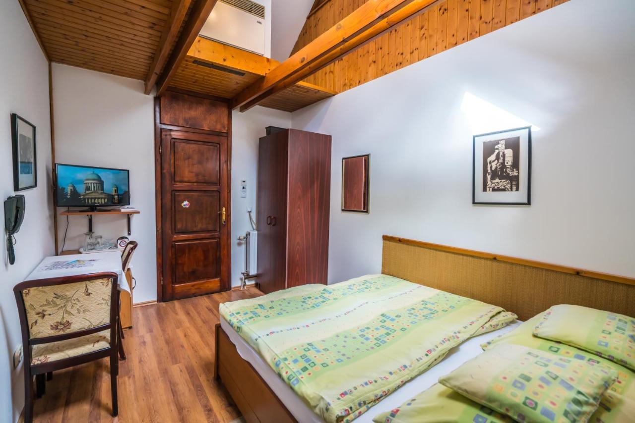 エステルゴム Szent Kristof Panzio Bed & Breakfast エクステリア 写真