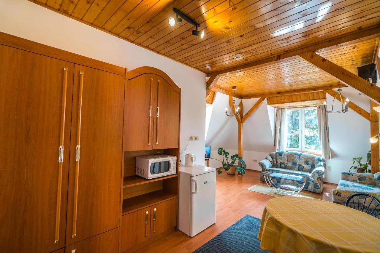 エステルゴム Szent Kristof Panzio Bed & Breakfast エクステリア 写真