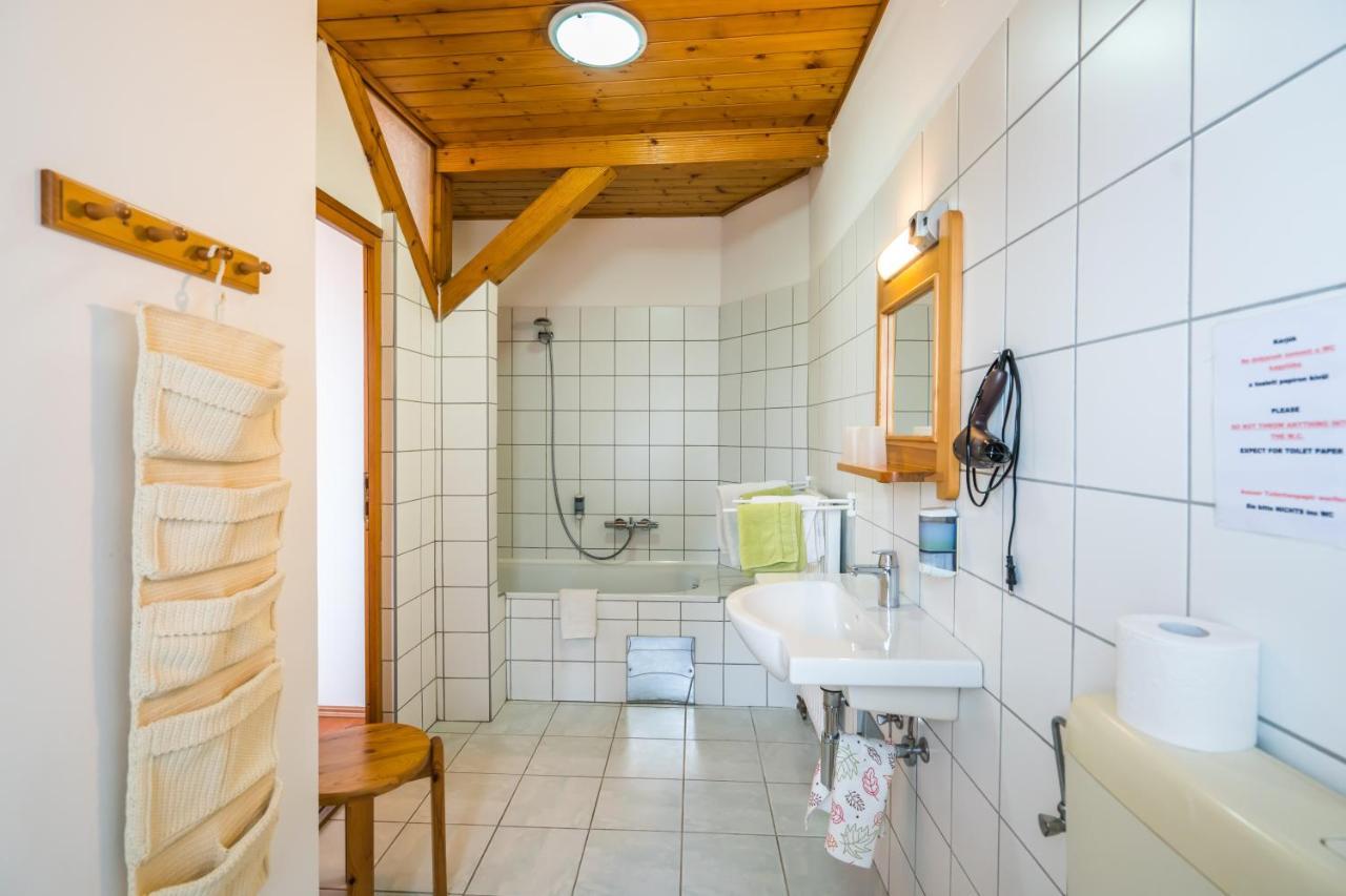 エステルゴム Szent Kristof Panzio Bed & Breakfast エクステリア 写真