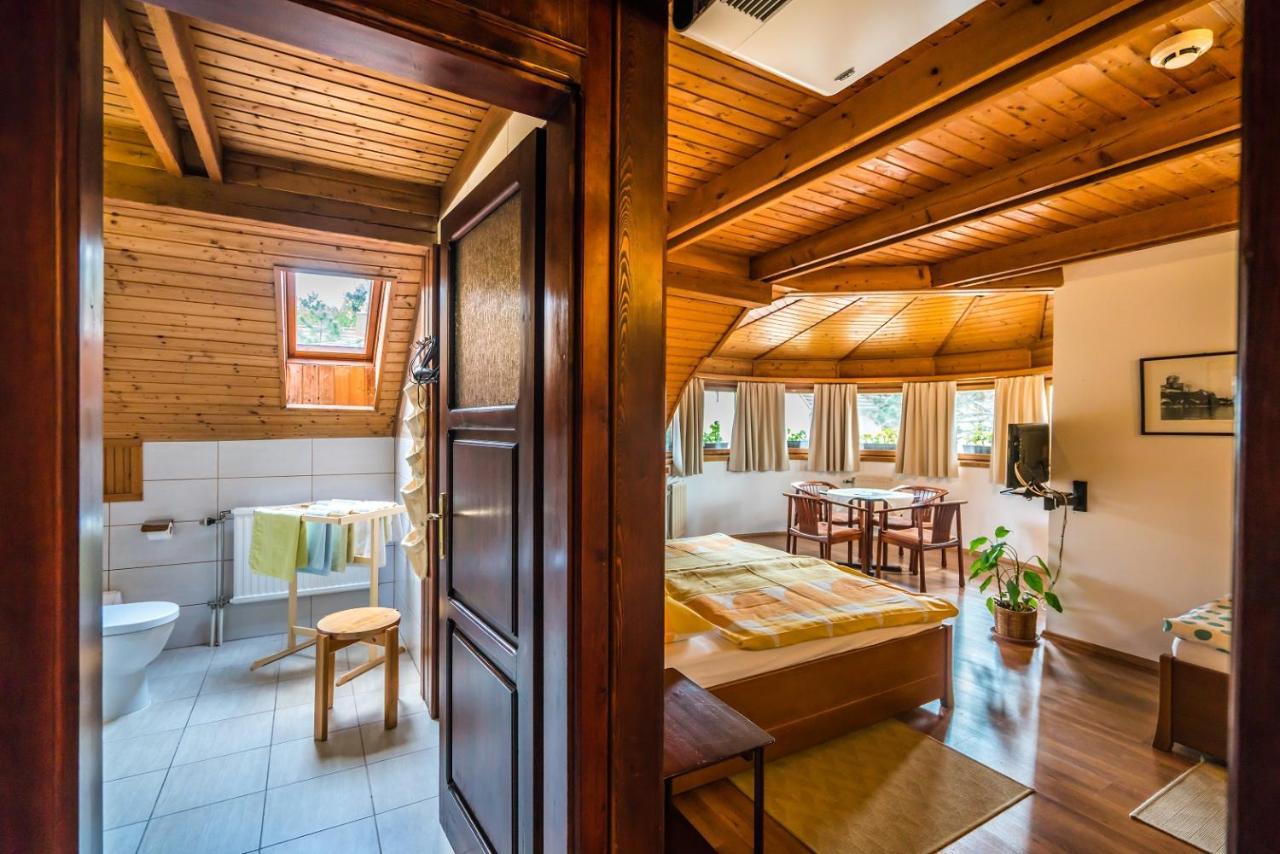 エステルゴム Szent Kristof Panzio Bed & Breakfast エクステリア 写真
