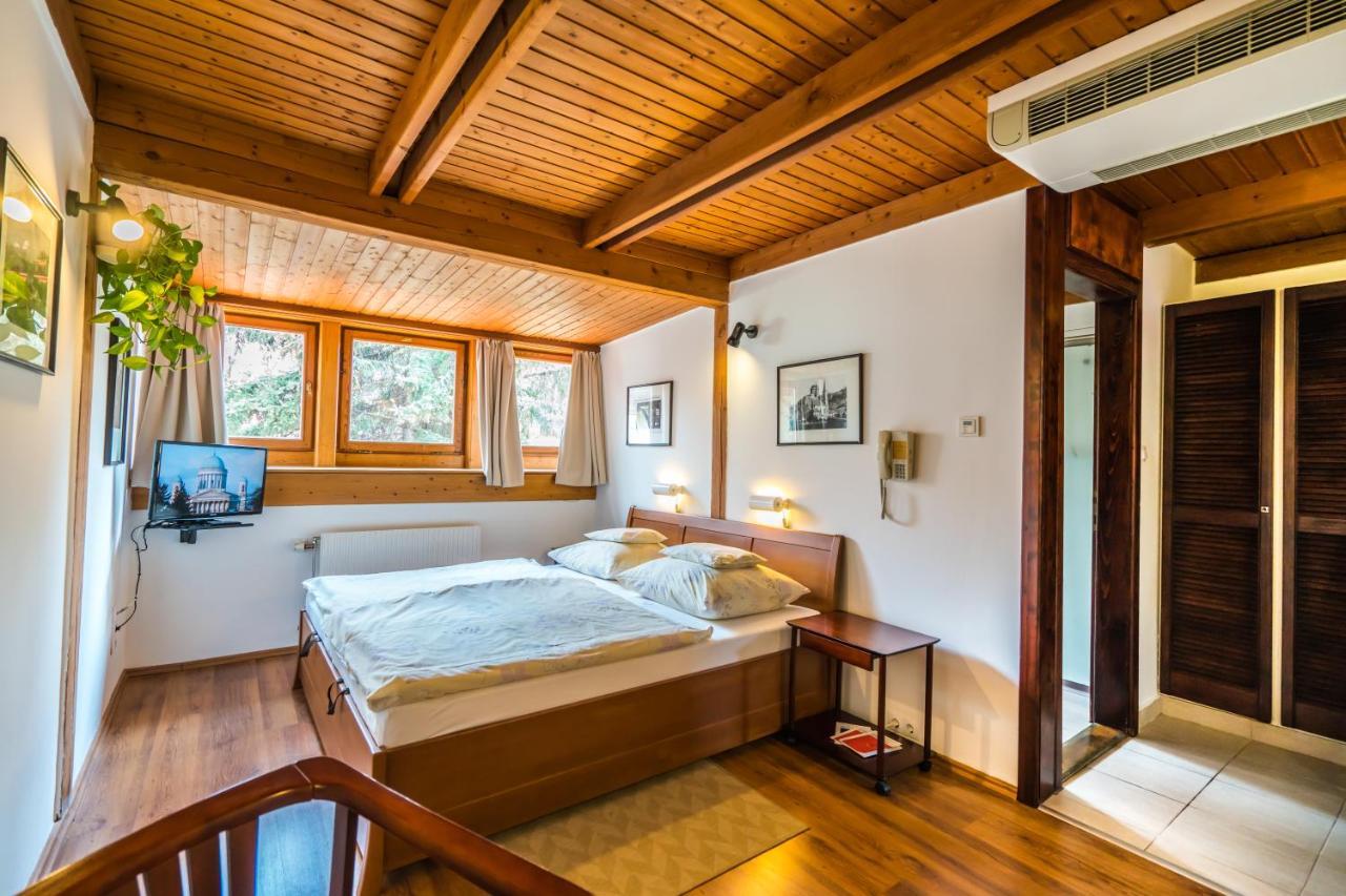 エステルゴム Szent Kristof Panzio Bed & Breakfast エクステリア 写真
