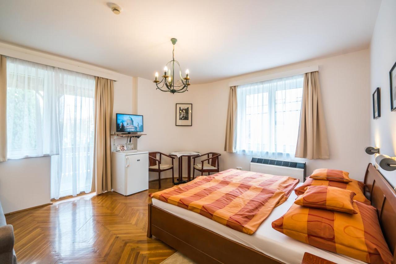 エステルゴム Szent Kristof Panzio Bed & Breakfast エクステリア 写真