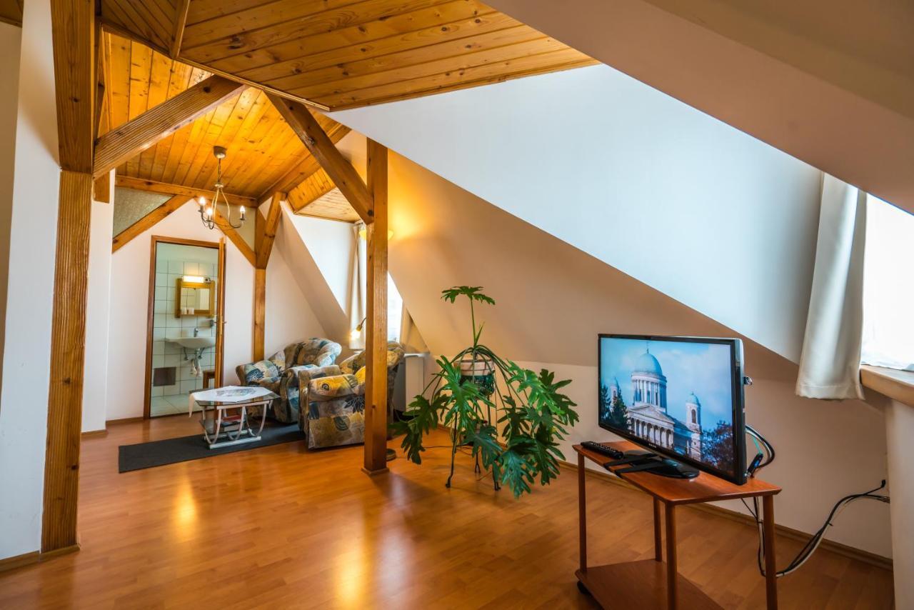 エステルゴム Szent Kristof Panzio Bed & Breakfast エクステリア 写真