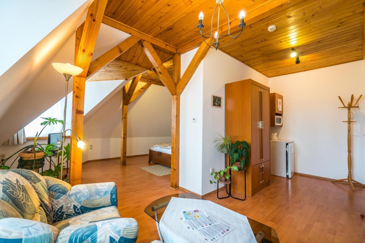 エステルゴム Szent Kristof Panzio Bed & Breakfast エクステリア 写真